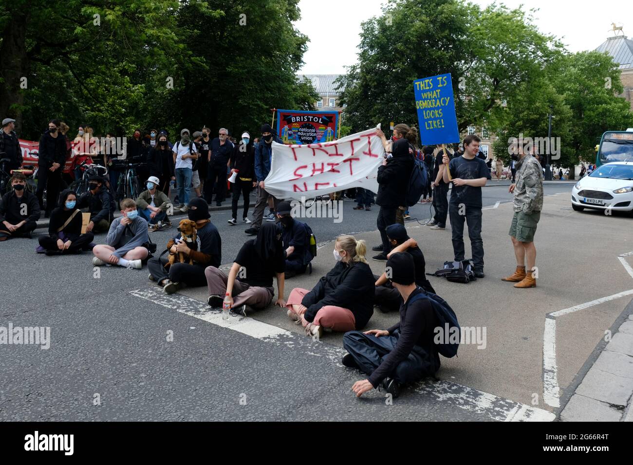 College Green, Bristol, Royaume-Uni. 3 juillet 2021. Les gens se réunissent à l'université Green pour protester contre les changements de droit de protestation des gouvernements. Ce sera la dernière manifestation à Bristol dans une longue série de manifestations contre la police, le crime, la peine et le projet de loi sur les tribunaux. Le projet de loi a fait l'objet d'une autre lecture à la Chambre des communes la semaine prochaine, d'où la 14e manifestation. Crédit : JMF News/Alay Live News Banque D'Images College Green, Bristol, Royaume-Uni. 3 juillet 2021. Les gens se réunissent à l'université Green pour protester contre les changements de droit de protestation des gouvernements. Ce sera la dernière manifestation à Bristol dans une longue série de manifestations contre la police, le crime, la peine et le projet de loi sur les tribunaux. Le projet de loi a fait l'objet d'une autre lecture à la Chambre des communes la semaine prochaine, d'où la 14e manifestation. Crédit : JMF News/Alay Live News Banque D'Images