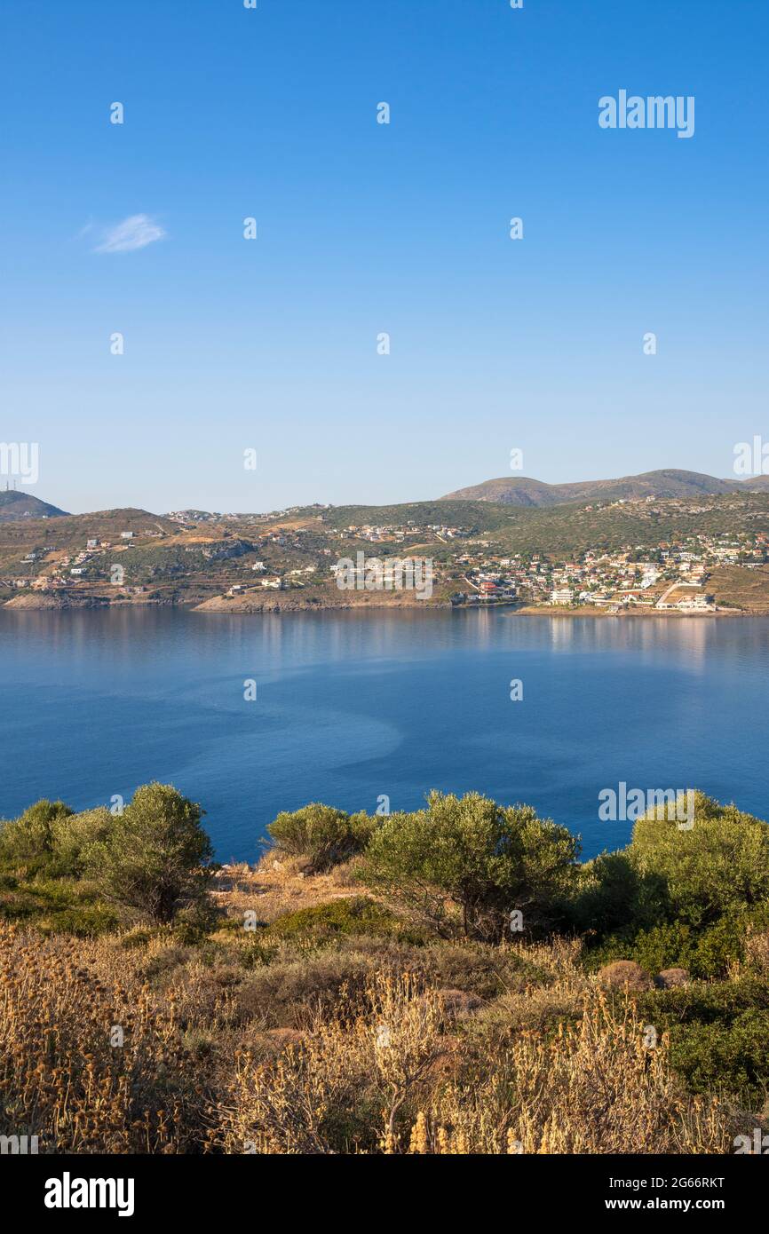 Panorama avec vue sur la mer sur le golfe de Daskalio à Keratea en Grèce Banque D'Images