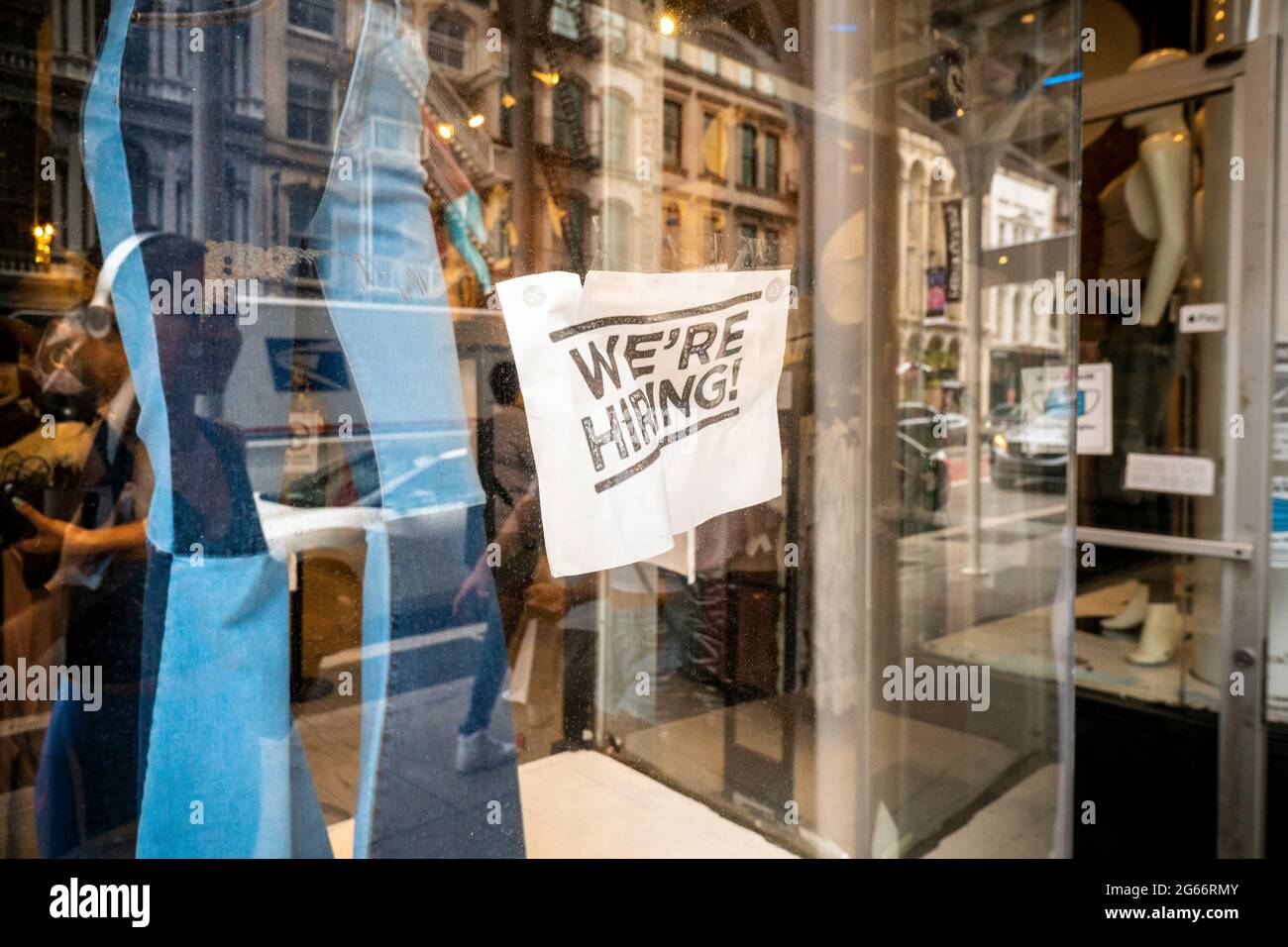 Un panneau de recrutement dans la fenêtre d'un magasin à New York annonce que l'entreprise embauche, vu le samedi 26 juin 2021.(© Richard B. Levine) Banque D'Images