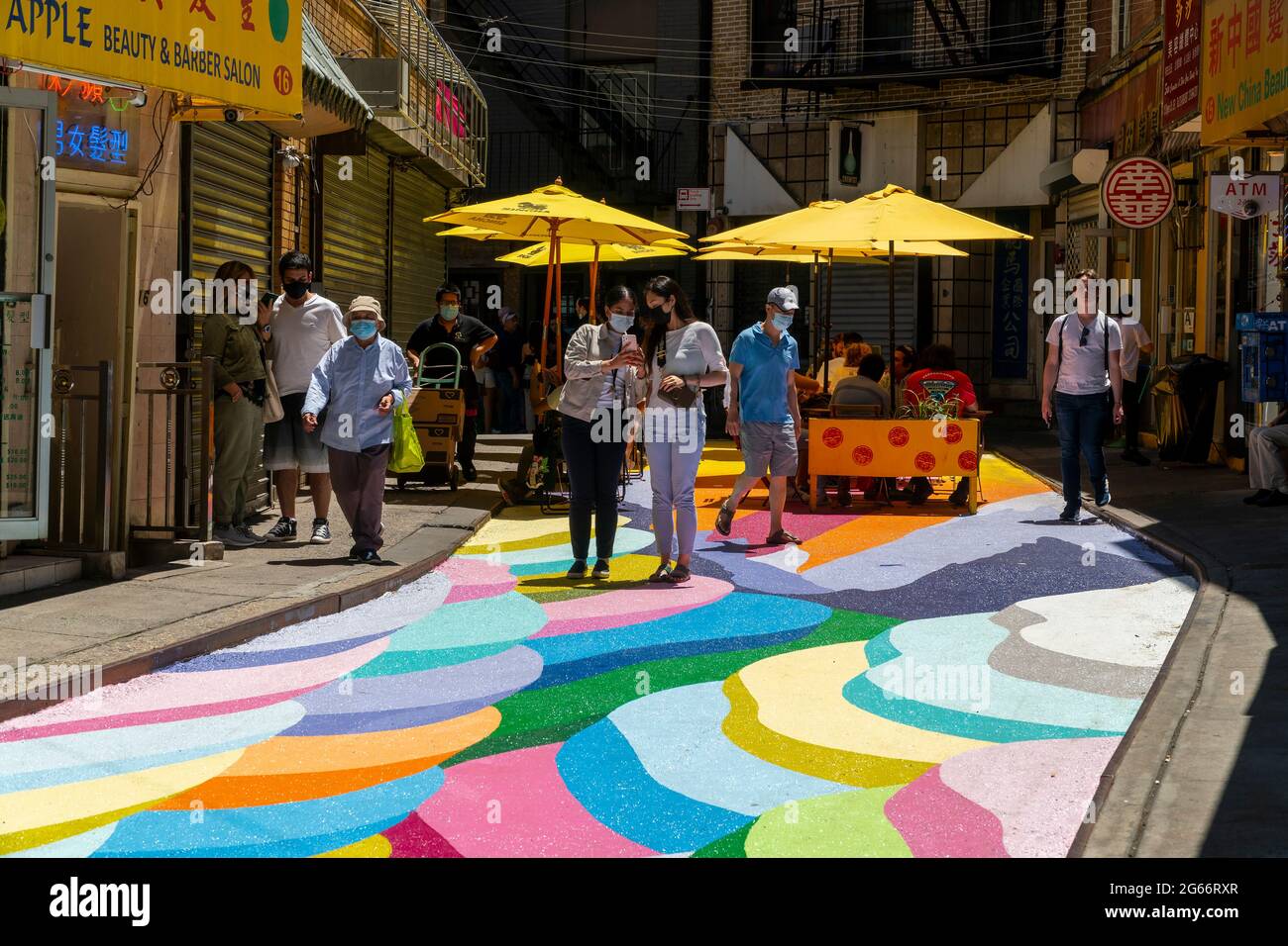 Les visiteurs de la rue Doyers à Chinatown à New York le jeudi 24 juin 2021 apprécient les « terrasses de riz » de Dasic Fernández dans le cadre du programme d'activités artistiques d'Asphalt. L'œuvre d'art de 4851 mètres carrés fait partie des efforts du Chinatown Partnership pour transformer la rue étroite et pittoresque en un centre commercial piétonnier. (© Richard B. Levine) Banque D'Images