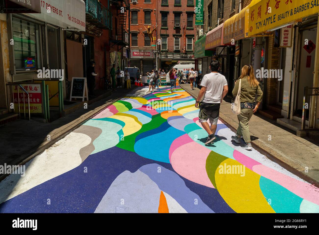 Les visiteurs de la rue Doyers à Chinatown à New York le jeudi 24 juin 2021 apprécient les « terrasses de riz » de Dasic Fernández dans le cadre du programme d'activités artistiques d'Asphalt. L'œuvre d'art de 4851 mètres carrés fait partie des efforts du Chinatown Partnership pour transformer la rue étroite et pittoresque en un centre commercial piétonnier. (© Richard B. Levine) Banque D'Images