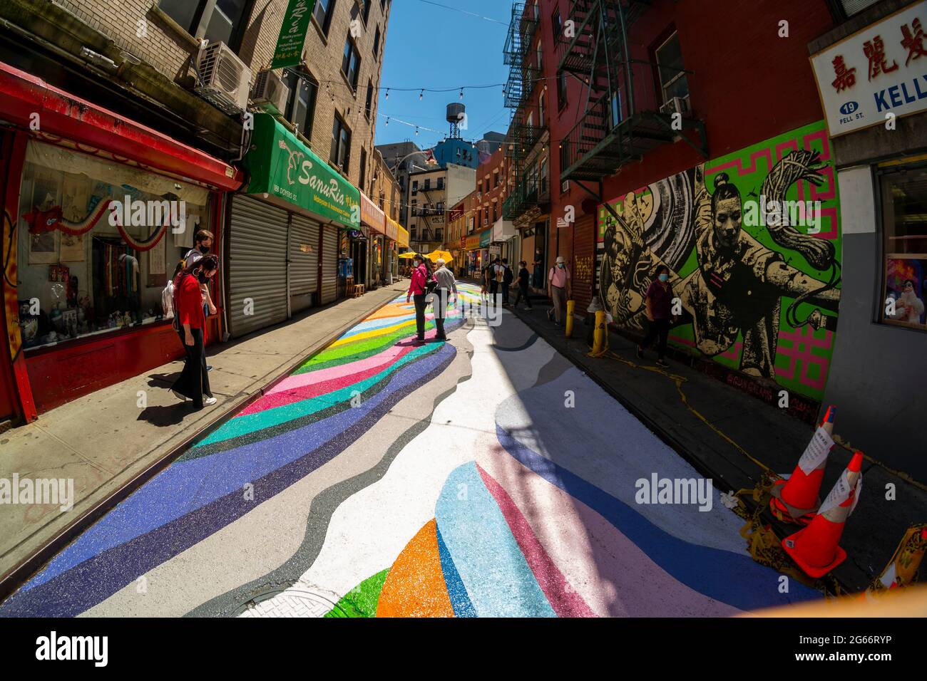 Les visiteurs de la rue Doyers à Chinatown à New York le jeudi 24 juin 2021 apprécient les « terrasses de riz » de Dasic Fernández dans le cadre du programme d'activités artistiques d'Asphalt. L'œuvre d'art de 4851 mètres carrés fait partie des efforts du Chinatown Partnership pour transformer la rue étroite et pittoresque en un centre commercial piétonnier. (© Richard B. Levine) Banque D'Images
