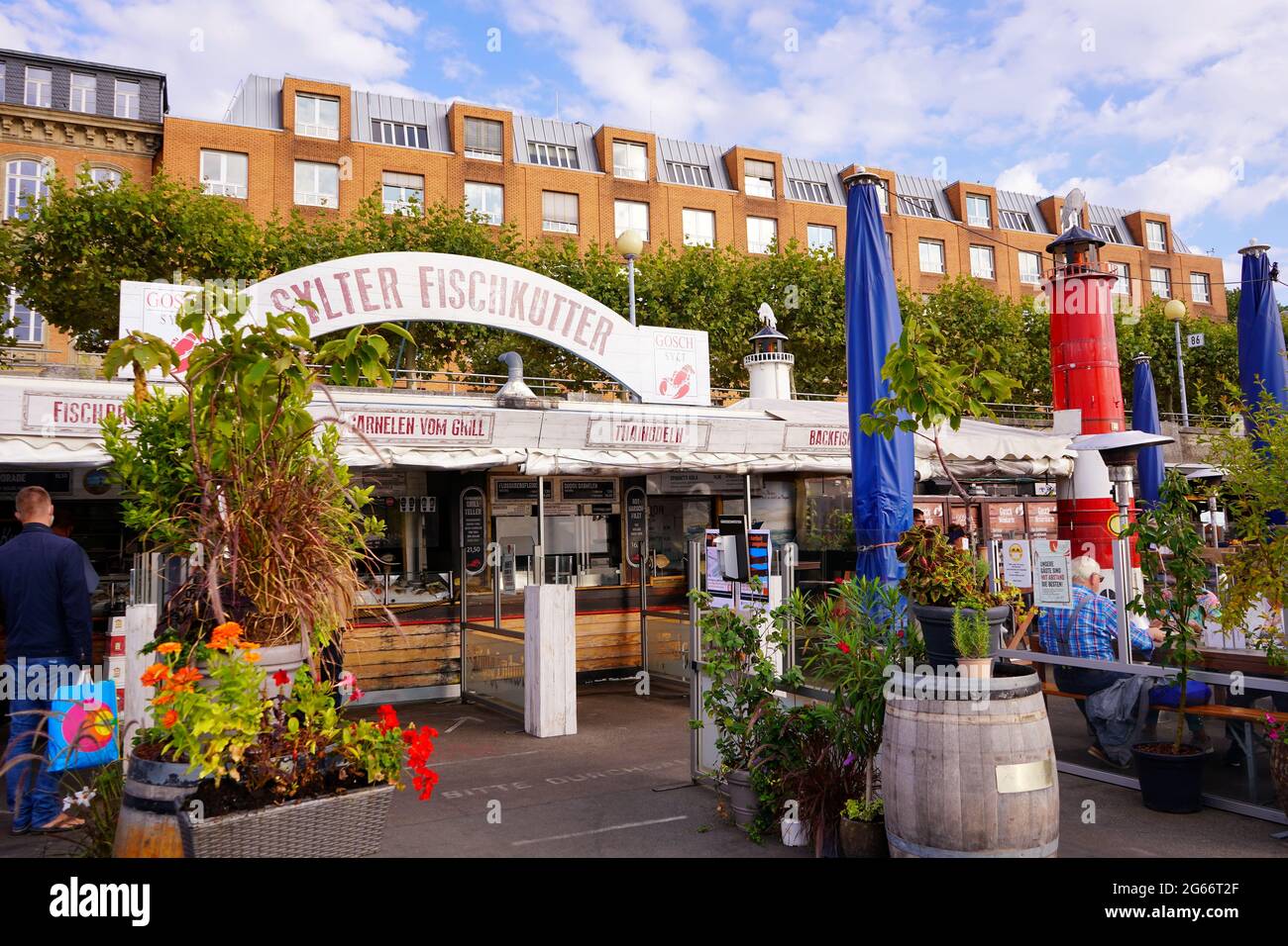 Rue de vente du restaurant de poissons allemand 'Sylter Fischkutter' à la destination touristique populaire Rhin promenade de Düsseldorf, Allemagne. Banque D'Images
