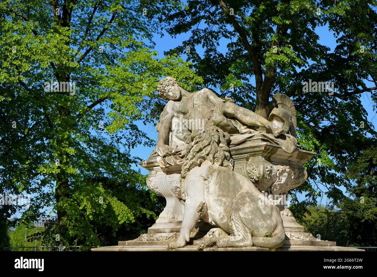 Mémorial du sculpteur Karl Hilgers (1844 - 1925), dévoilé le 18 octobre 1892. Il est situé à Hofgarten, le plus ancien parc public d'Allemagne. Banque D'Images