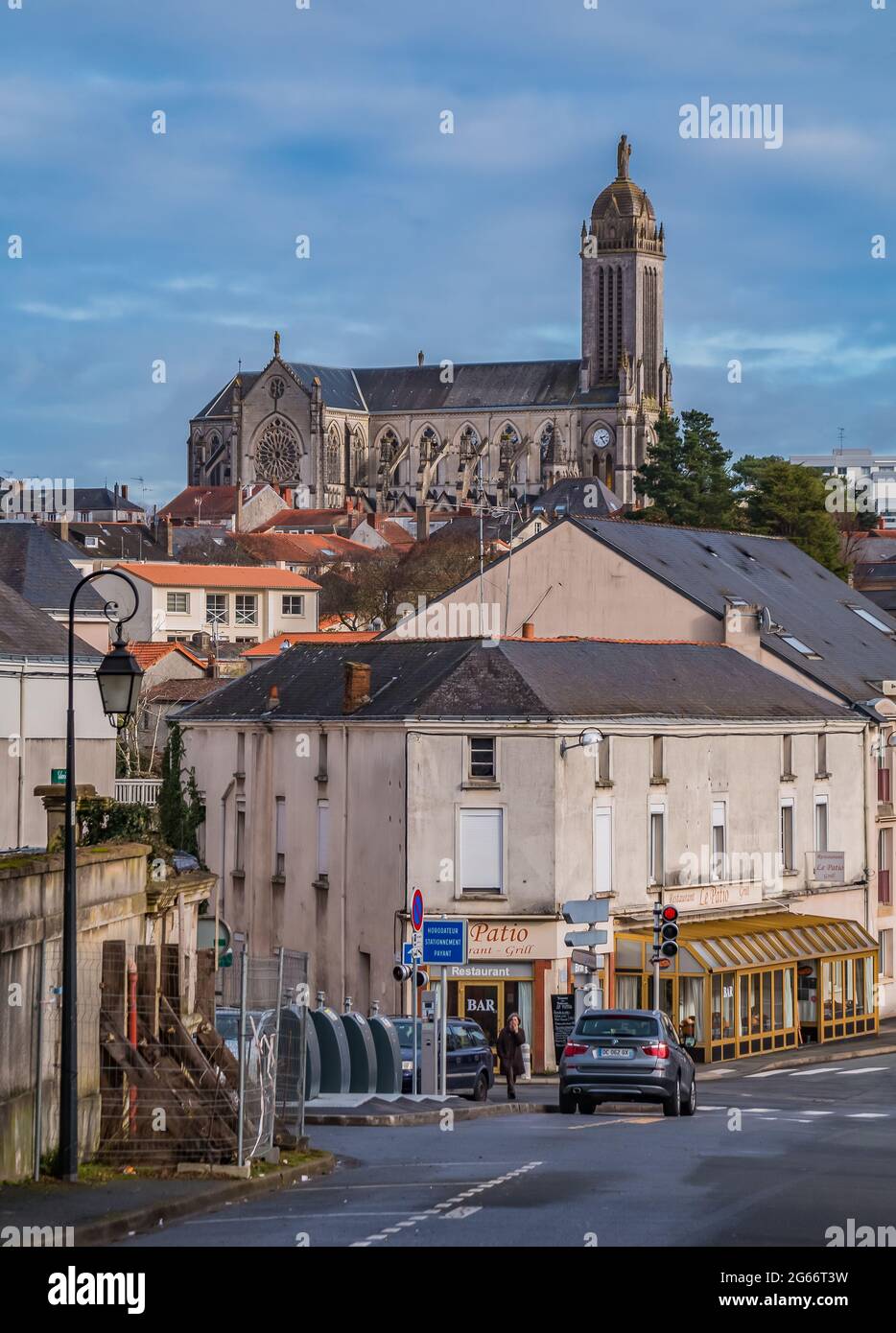 Une photo de l'église Saint-Pierre à Cholet. Banque D'Images