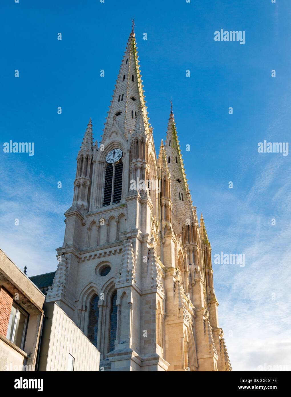Une photo des tours de l'église notre-Dame de Cholet. Banque D'Images