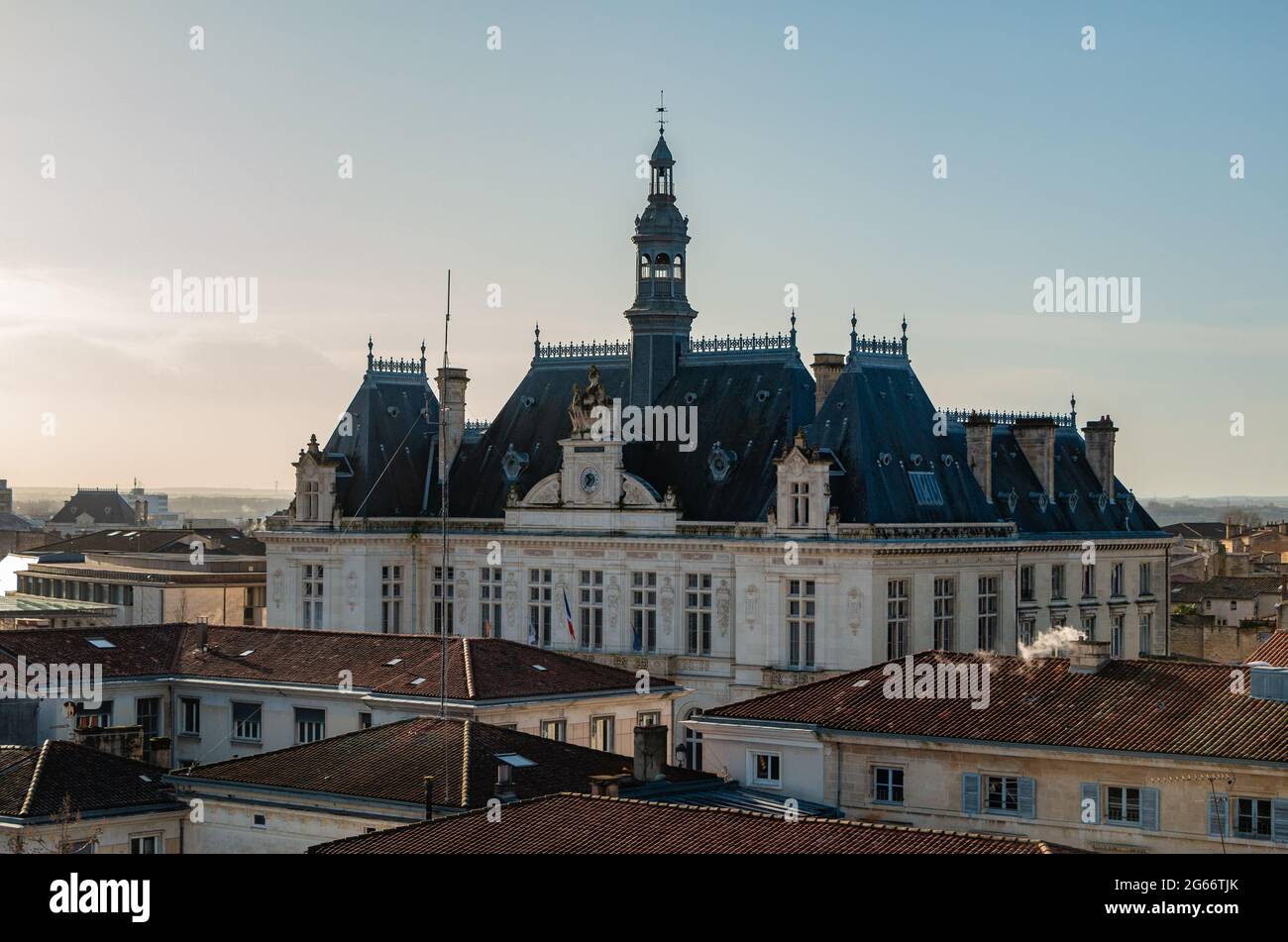 Une photo de l'hôtel de ville de Niort vu de dessus les toits. Banque D'Images