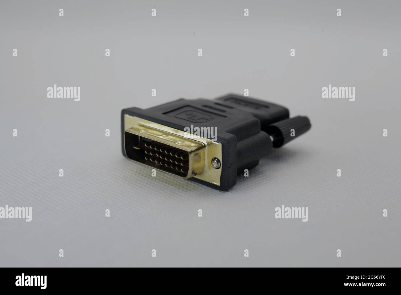 Connecteur DVI vers HDMI, arrière-plan blanc isolé Banque D'Images