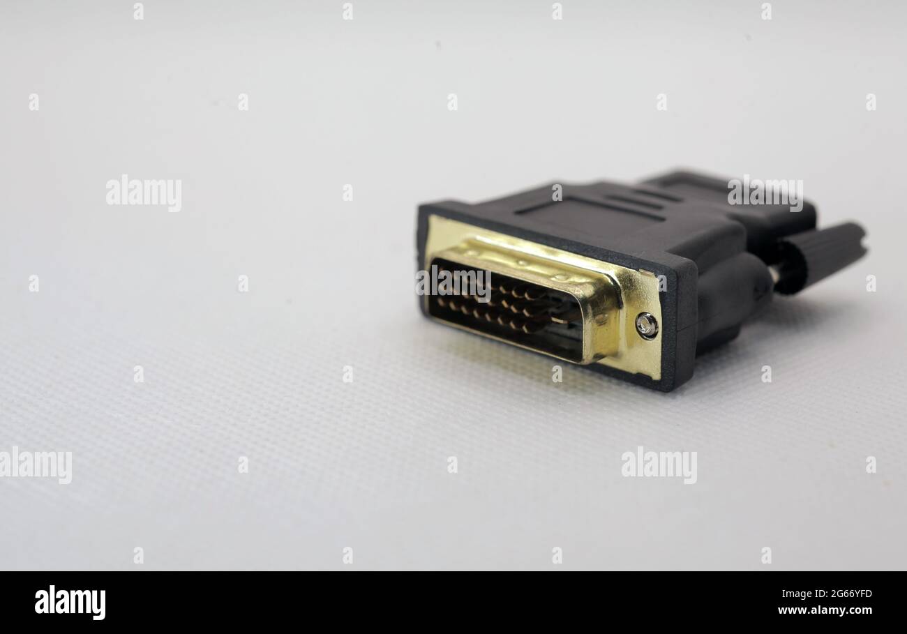 Connecteur DVI vers HDMI, arrière-plan blanc isolé Banque D'Images