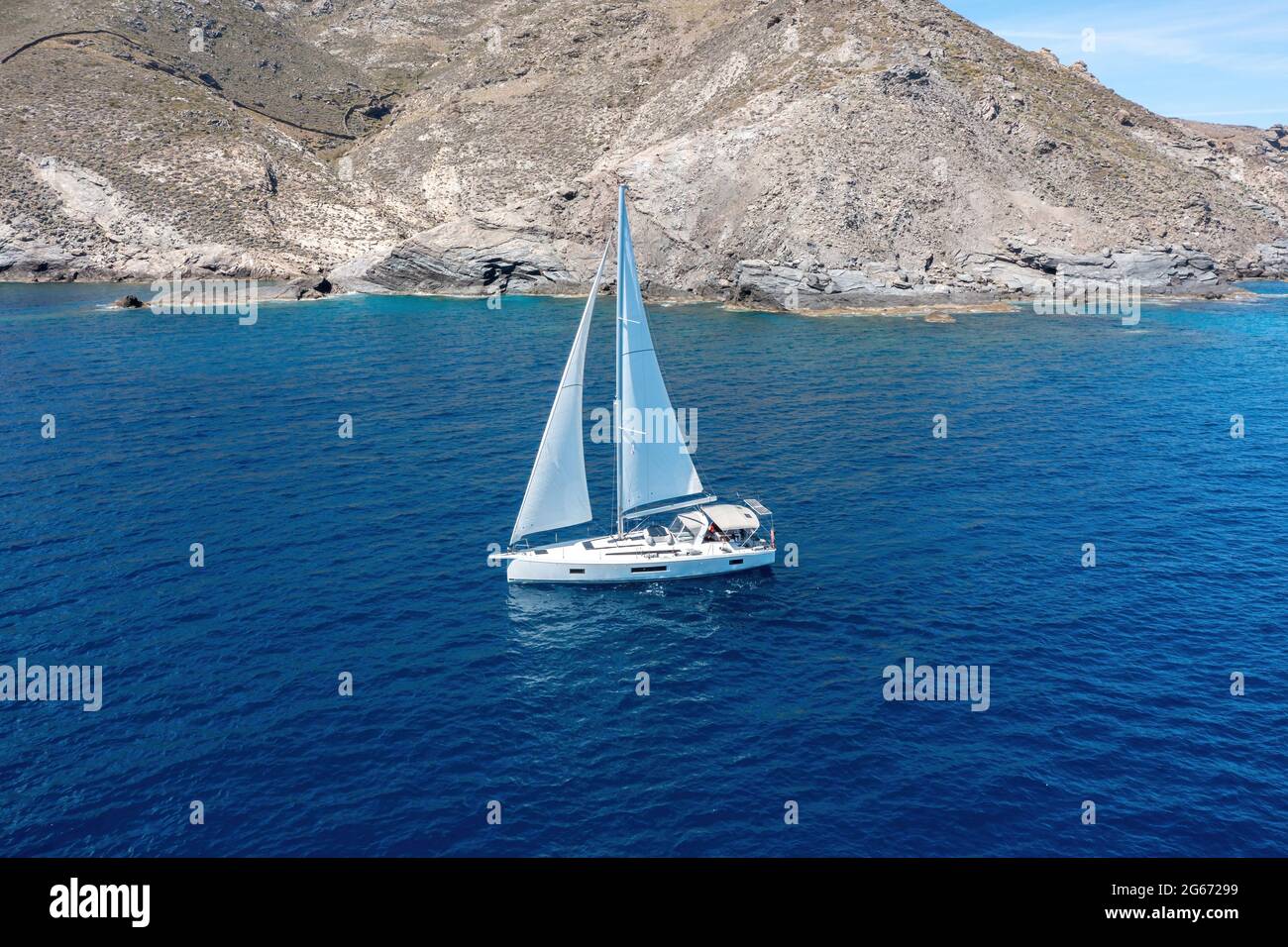 Vacances d'été dans les îles Cyclades. Grèce. Voilier avec voiles blanches  ouvertes croisière calme mer ondulée, vue aérienne de drone. Jour  ensoleillé. Voile à Aegea Photo Stock - Alamy
