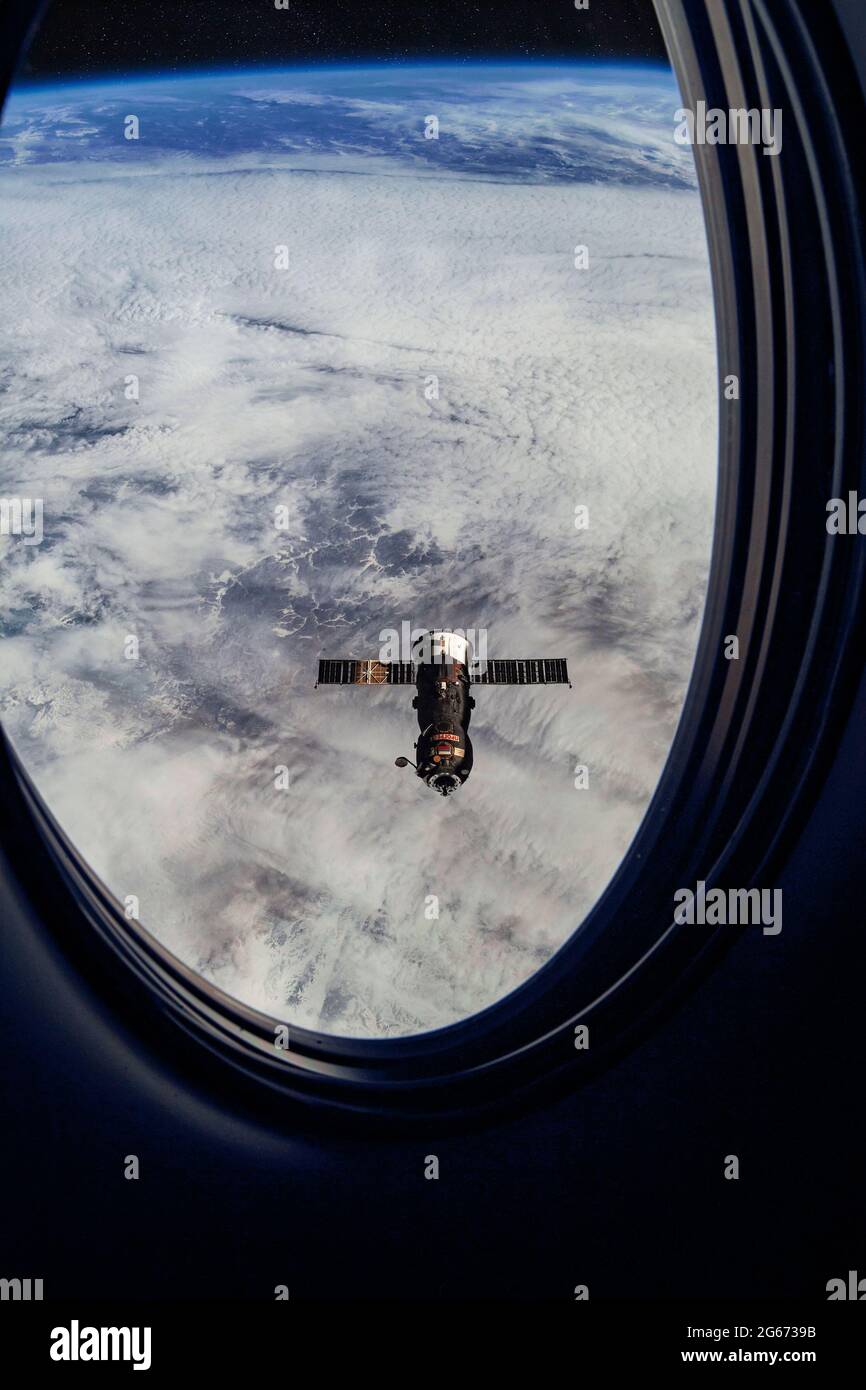 Voir la progression du réapprovisionnement du navire à bord de l'ISS, voir depuis une fenêtre passager sur le SpaceX Crew Dragon. Manœuvre d'amarrage près de la station spatiale. Éléments de Banque D'Images
