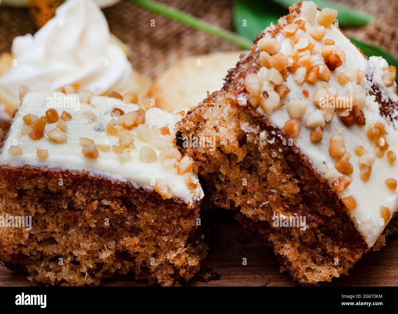 carrés de gâteau de carotte sur la table de style agricole Banque D'Images