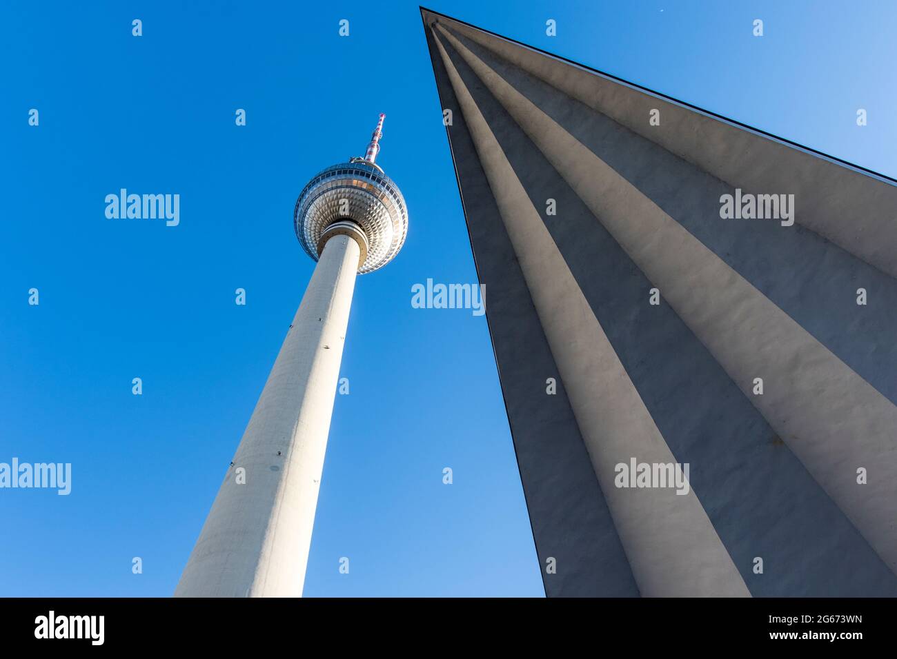 Vue sur la tour de télévision (Fernsehturm) à Alexanderplatz à Berlin, Allemagne, Europe Banque D'Images