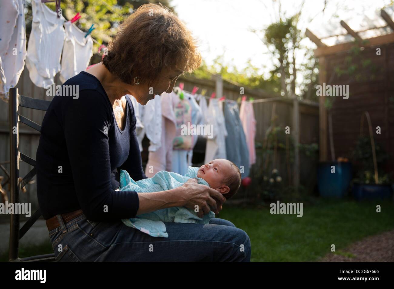 Une grand-mère avec un bébé de quelques semaines Banque D'Images