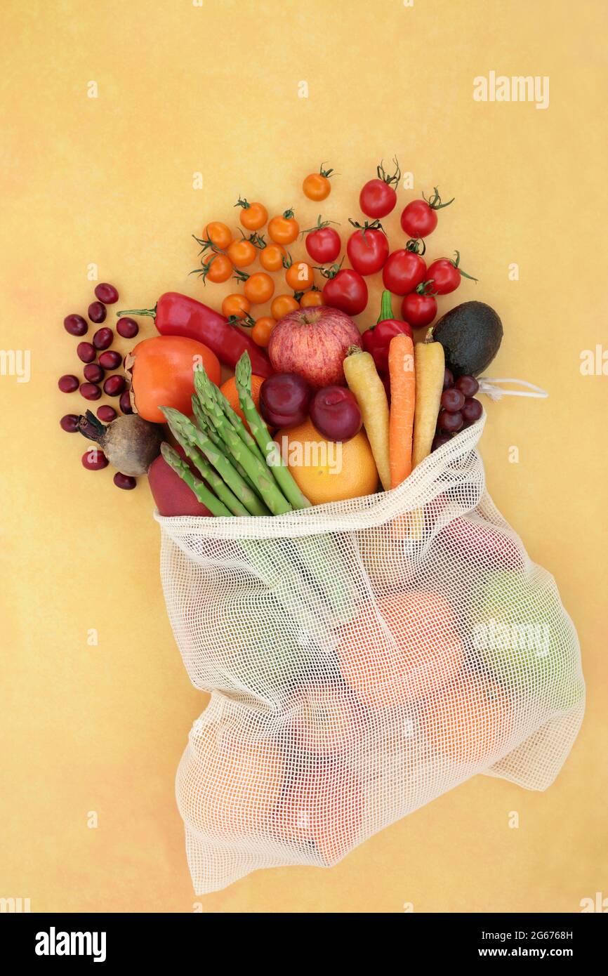 Fruits et légumes sains dans un sac de shopping net haut en lycopène pour un coeur sain et pour réduire la pression artérielle aussi élevé en antioxydants, anthocyanine Banque D'Images