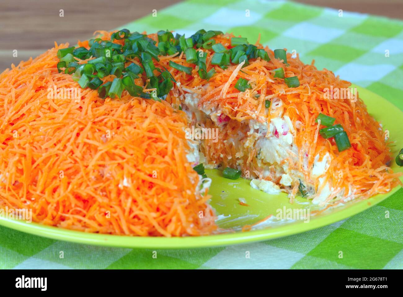 salade de bâtonnets de crabe, carottes, fromage fumé et sauce. Repas sur la table de fête Banque D'Images