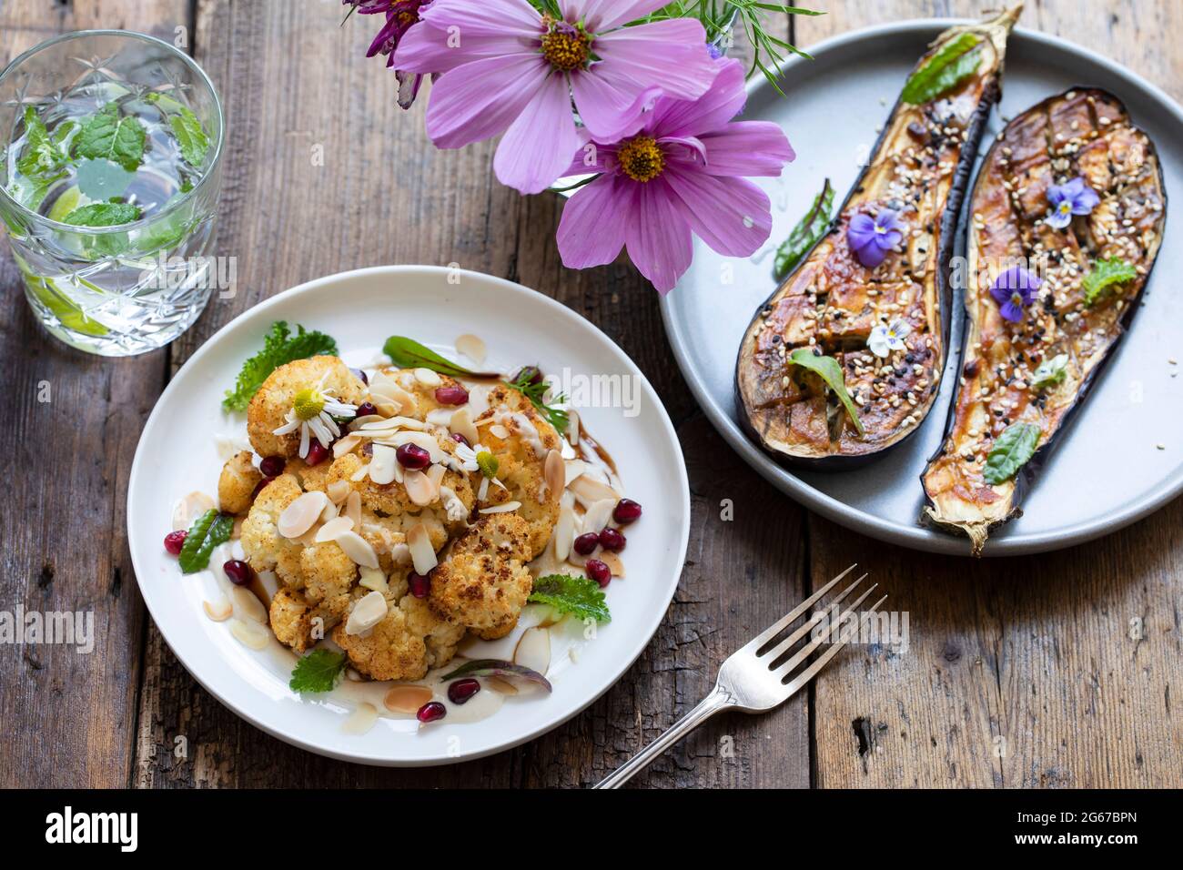 Plats végétariens de miso aubergine et chou-fleur rôti Banque D'Images