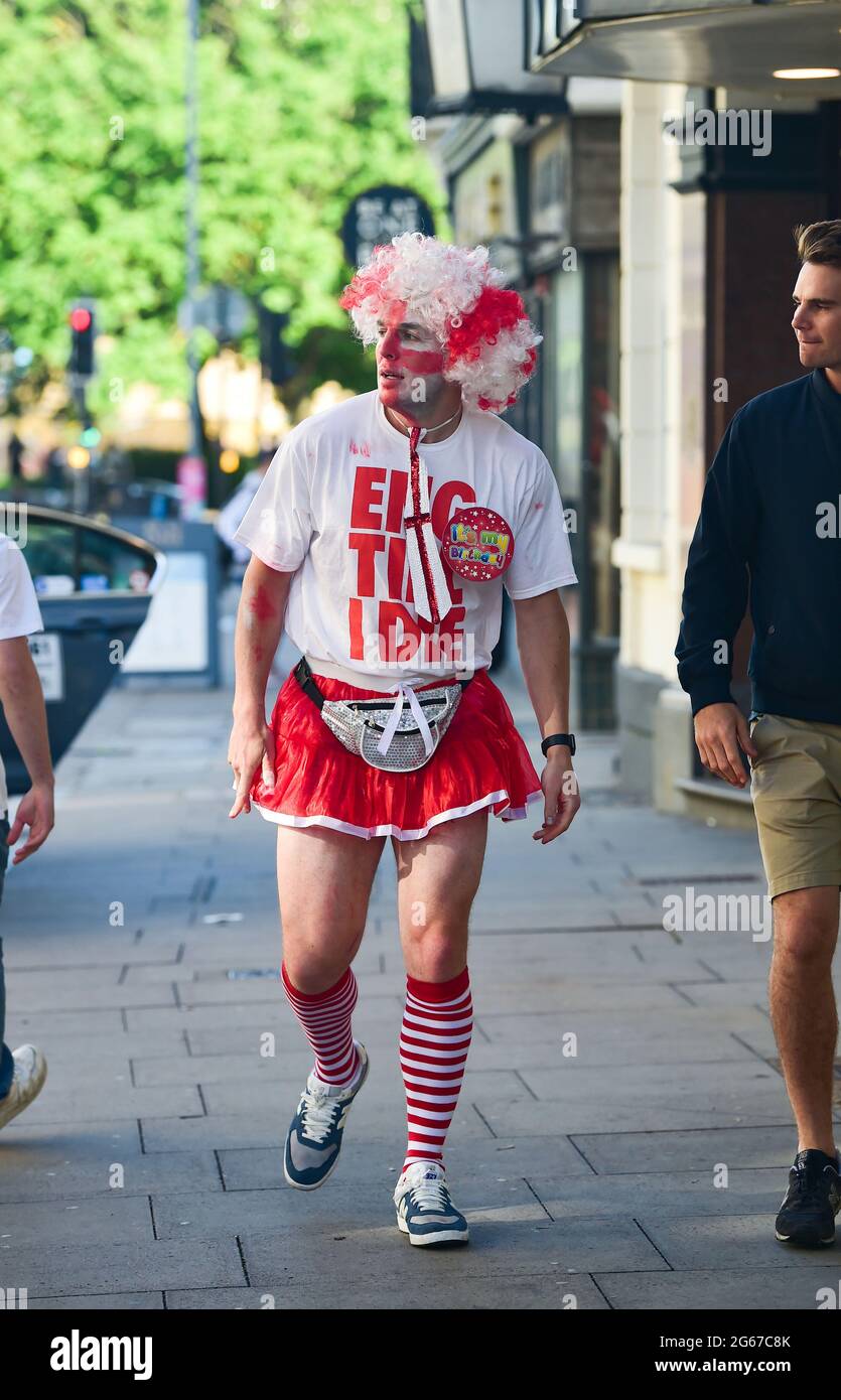 Brighton Royaume-Uni 3 juillet 2021 - un fan d'Angleterre à Brighton avant les tonights European Championship quart final match contre l'Ukraine : Credit Simon Dack / Alamy Live News Banque D'Images