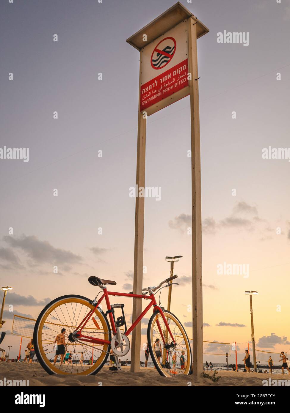 vélo de randonnée rétro rouge sur la plage Banque D'Images