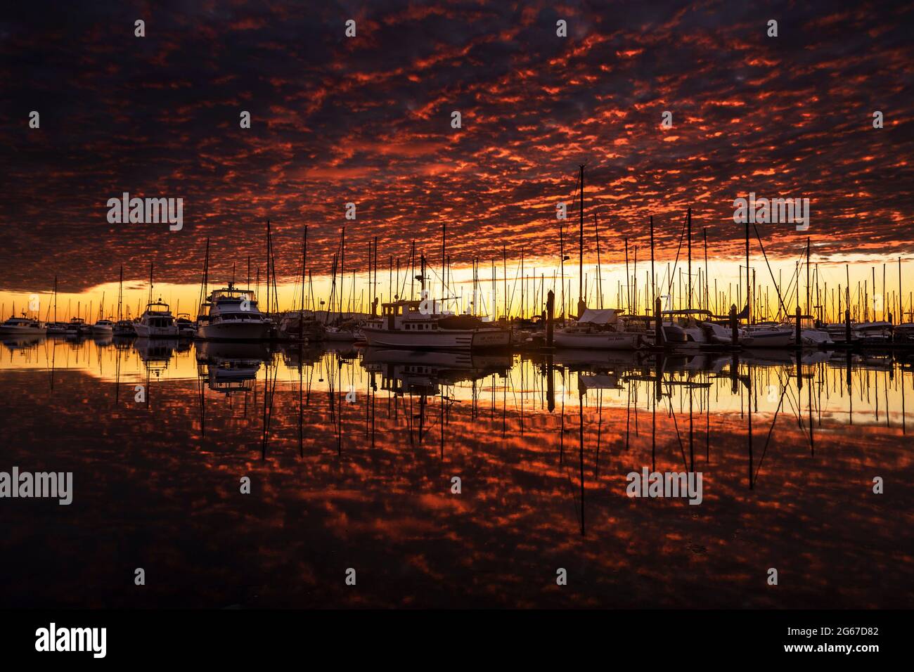 Le coucher du soleil enflamme les nuages au-dessus de Squalicum Harbour le mardi soir 29 octobre 2019, à Bellingham, Washington. Banque D'Images