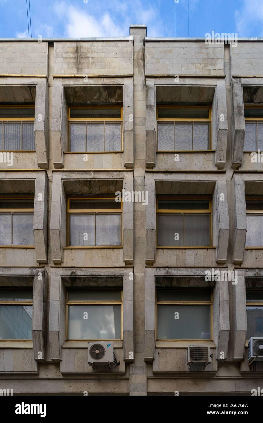 Fenêtres et cadres brutalistes, quartier général de l'édifice du district frontalier du Nord-Ouest, Saint-Pétersbourg, Russie Banque D'Images Fenêtres et cadres brutalistes, quartier général de l'édifice du district frontalier du Nord-Ouest, Saint-Pétersbourg, Russie Banque D'Images
