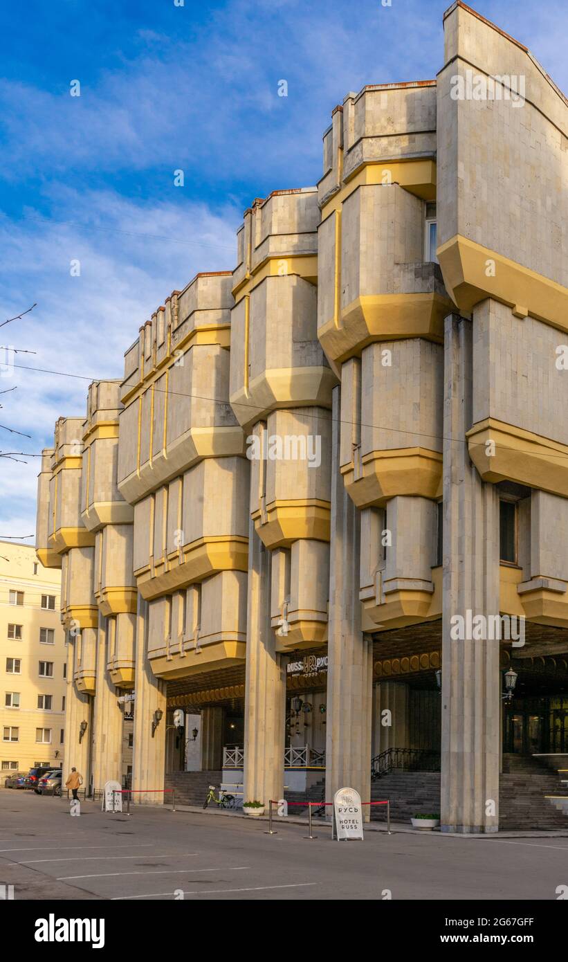 Bâtiment de l'hôtel Rus, style brutaliste, conçu par les architectes Zhukov et Gurevitch, construit dans les années 1930, redessiné en 1980-1988, Saint-Pétersbourg, Russie Banque D'Images Bâtiment de l'hôtel Rus, style brutaliste, conçu par les architectes Zhukov et Gurevitch, construit dans les années 1930, redessiné en 1980-1988, Saint-Pétersbourg, Russie Banque D'Images