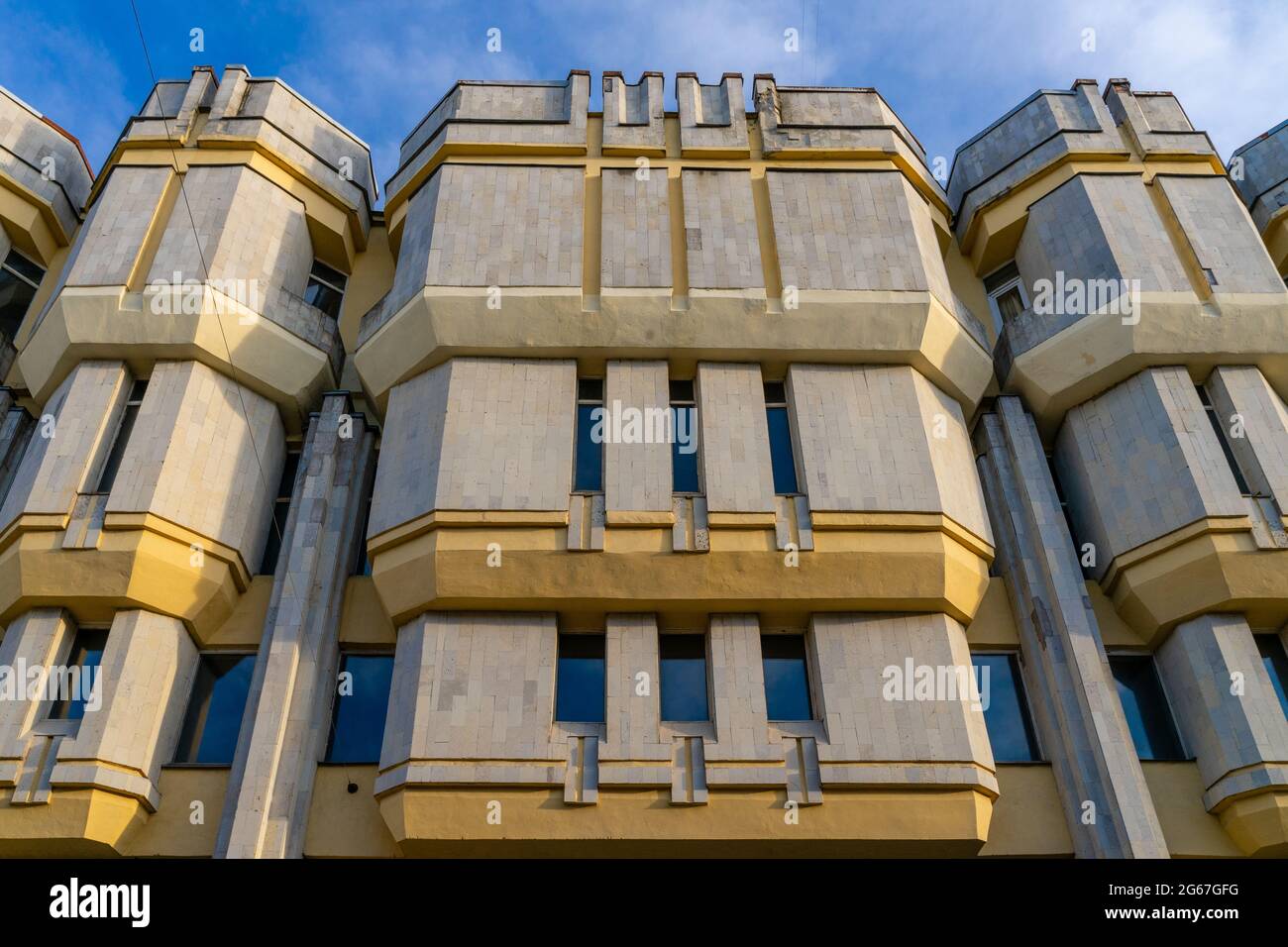 Hôtel Rus bâtiment façade de proximité, style brutaliste, conçu par les architectes Zhukov et Gureich, construit dans les années 1930, redessiné en 1980-1988, St. Petersbur Banque D'Images Hôtel Rus bâtiment façade de proximité, style brutaliste, conçu par les architectes Zhukov et Gureich, construit dans les années 1930, redessiné en 1980-1988, St. Petersbur Banque D'Images