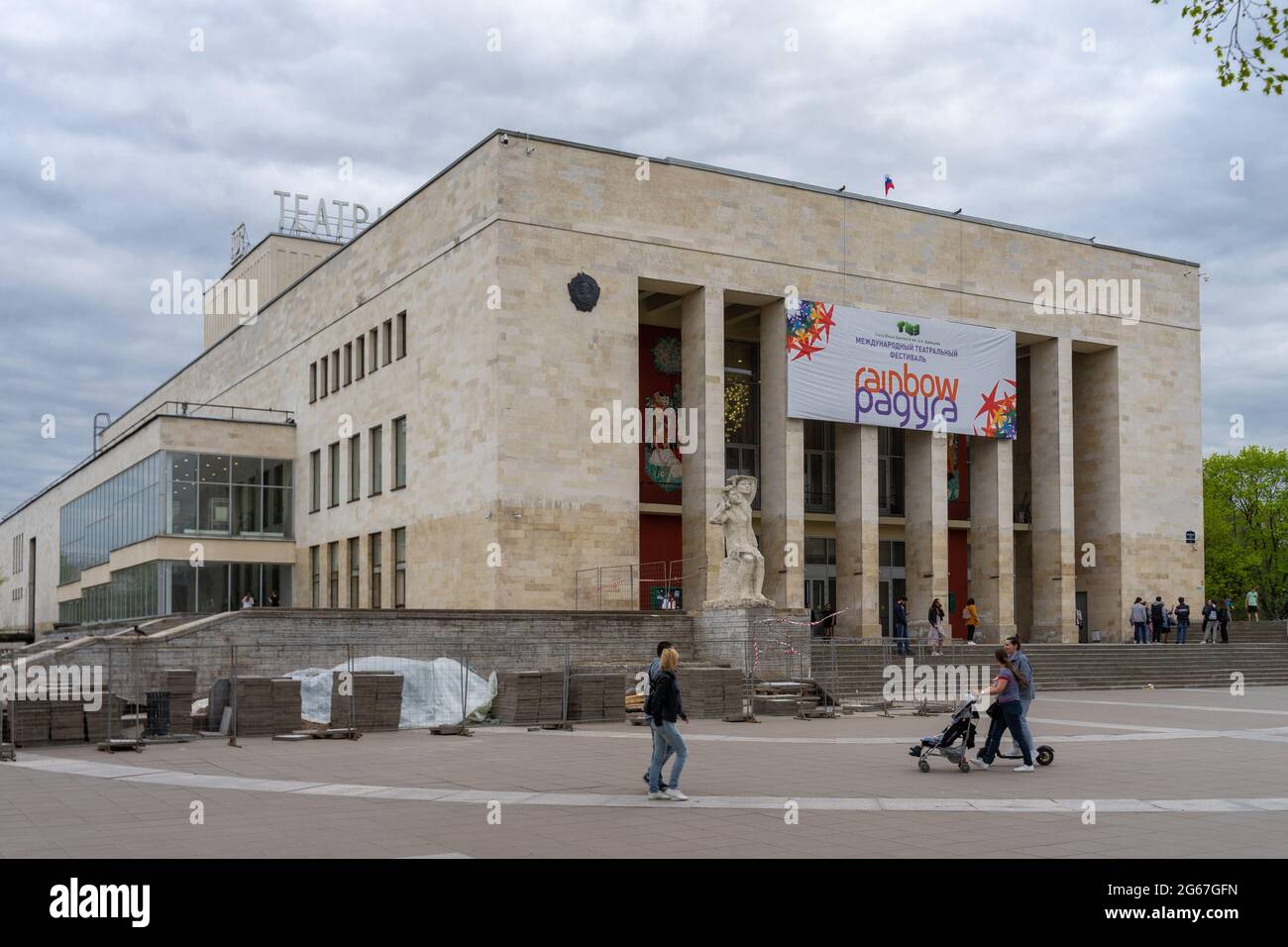 TYUZ, bâtiment Théâtre pour jeunes spectateurs, conçu par les architectes Zhuk et al, style modernisme socialiste, 1959-1960, Saint-Pétersbourg, Russie Banque D'Images TYUZ, bâtiment Théâtre pour jeunes spectateurs, conçu par les architectes Zhuk et al, style modernisme socialiste, 1959-1960, Saint-Pétersbourg, Russie Banque D'Images