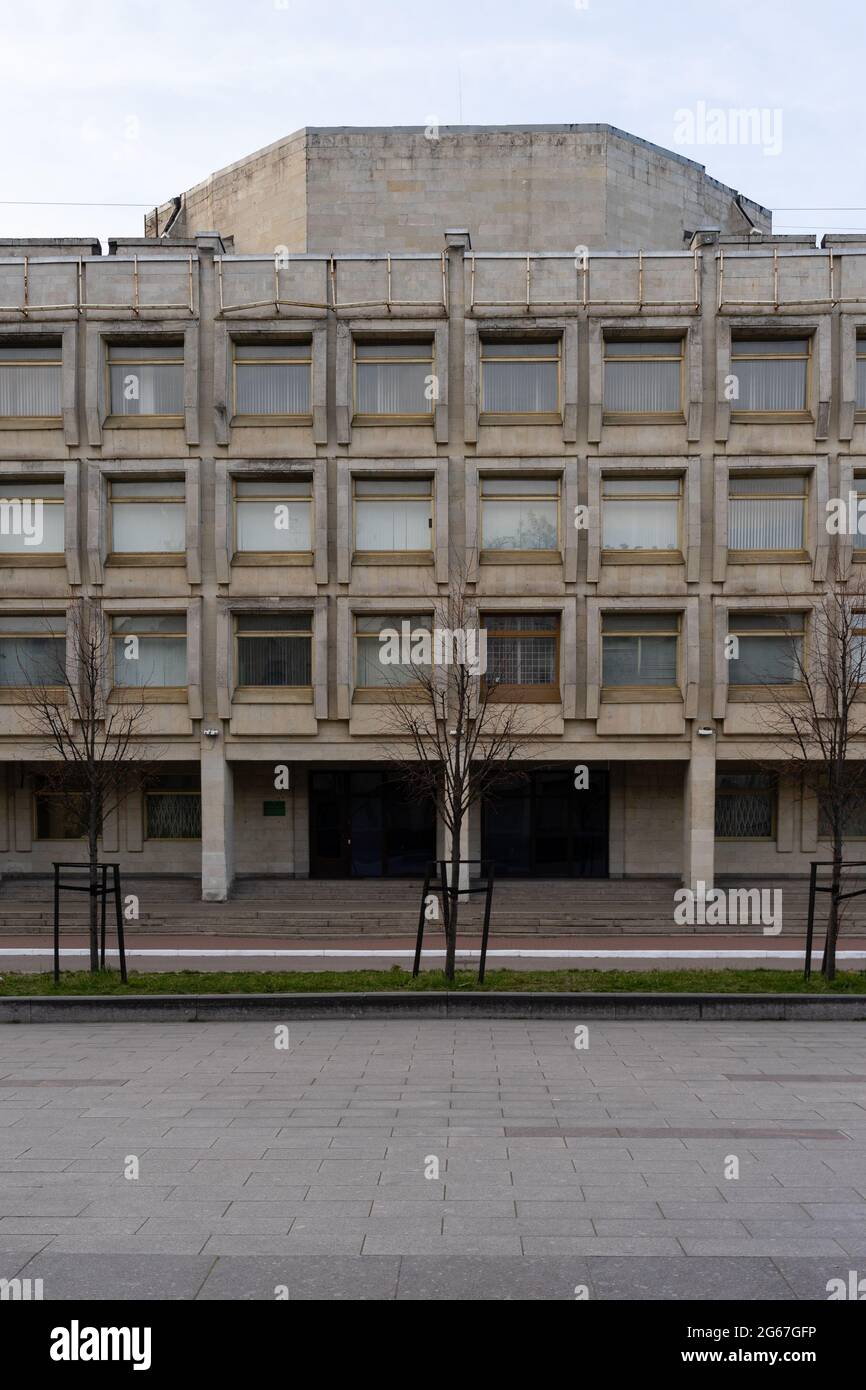 Siège de l'immeuble du quartier frontalier du Nord-Ouest, conçu dans le style socialiste moderniste, brutaliste, 1980, Saint-Pétersbourg, Russie Banque D'Images Siège de l'immeuble du quartier frontalier du Nord-Ouest, conçu dans le style socialiste moderniste, brutaliste, 1980, Saint-Pétersbourg, Russie Banque D'Images
