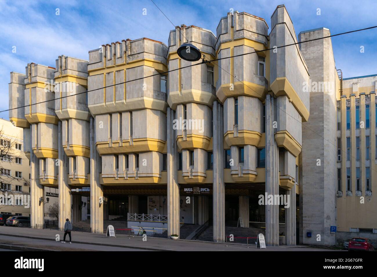 Bâtiment de l'hôtel Rus, style brutaliste, conçu par les architectes Zhukov et Gurevitch, construit dans les années 1930, redessiné en 1980-1988, Saint-Pétersbourg, Russie Banque D'Images Bâtiment de l'hôtel Rus, style brutaliste, conçu par les architectes Zhukov et Gurevitch, construit dans les années 1930, redessiné en 1980-1988, Saint-Pétersbourg, Russie Banque D'Images