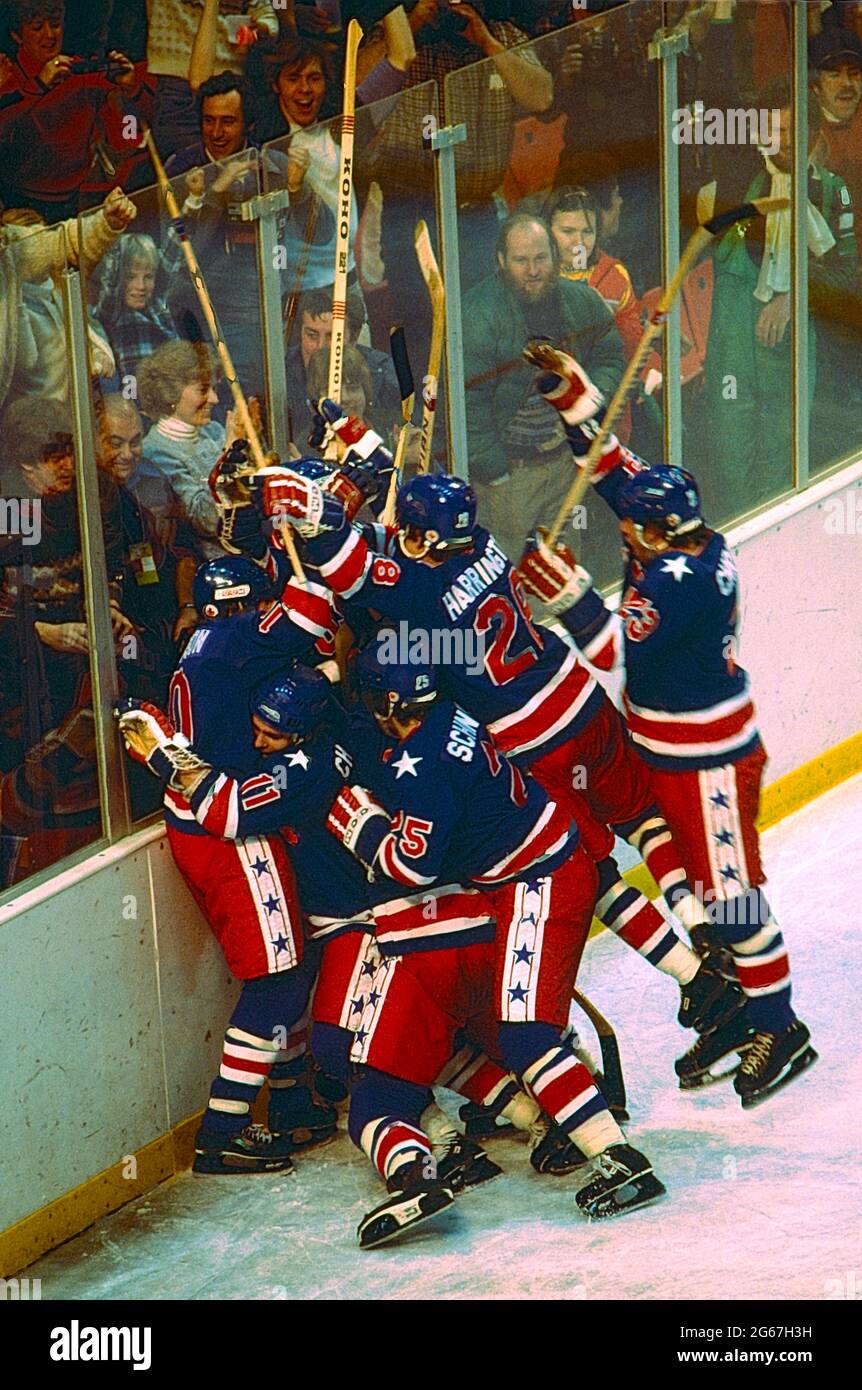 Team USA célèbre la victoire de la médaille d'or sur la Finlande lors de la finale masculine de hockey sur glace aux Jeux Olympiques d'hiver 1980. Banque D'Images