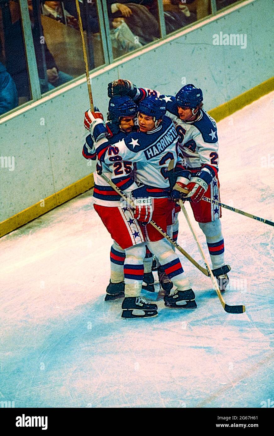 Team USA fête lors d'un match contre l'URSS dans la demi-finale masculine de hockey sur glace aux Jeux Olympiques d'hiver de 1980. Banque D'Images