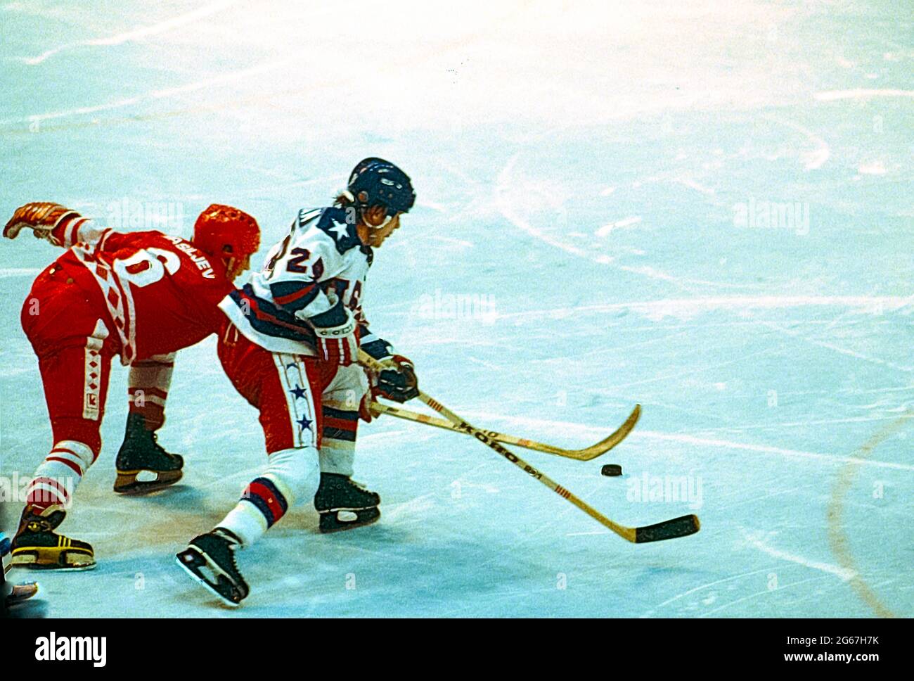 Rob McClanahan de Team USA et Valeri Vasiliev (URSS) lors de la demi-finale du hockey sur glace masculin aux Jeux Olympiques d'hiver de 1980. Banque D'Images
