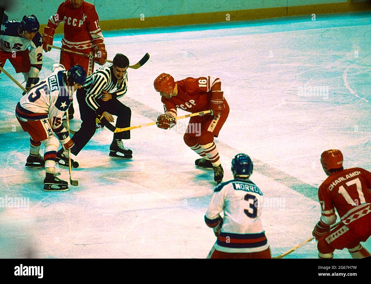 Mark Wells (USA) et Vladimir Petrov (URSS) affrontent lors de la demi-finale du hockey sur glace masculin aux Jeux Olympiques d'hiver de 1980. Banque D'Images