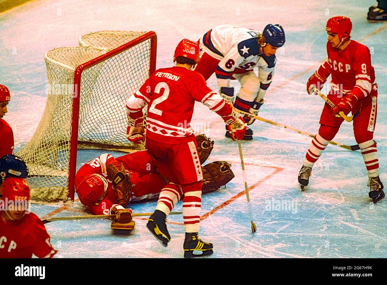 Le gardien de but Vladislav Tretiak (URS) défend contre Team USA lors de la demi-finale masculine de hockey sur glace aux Jeux Olympiques d'hiver de 1980. Banque D'Images