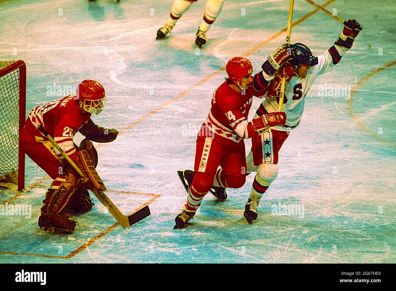 Action lors d'un match Team USA contre l'URSS dans la demi-finale hommes hockey sur glace aux Jeux Olympiques d'hiver 1980. Banque D'Images