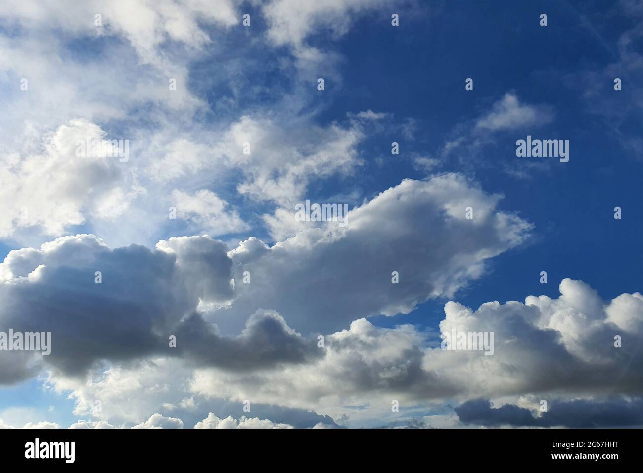 nuages blancs sur fond bleu ciel, éléments de conception Banque D'Images