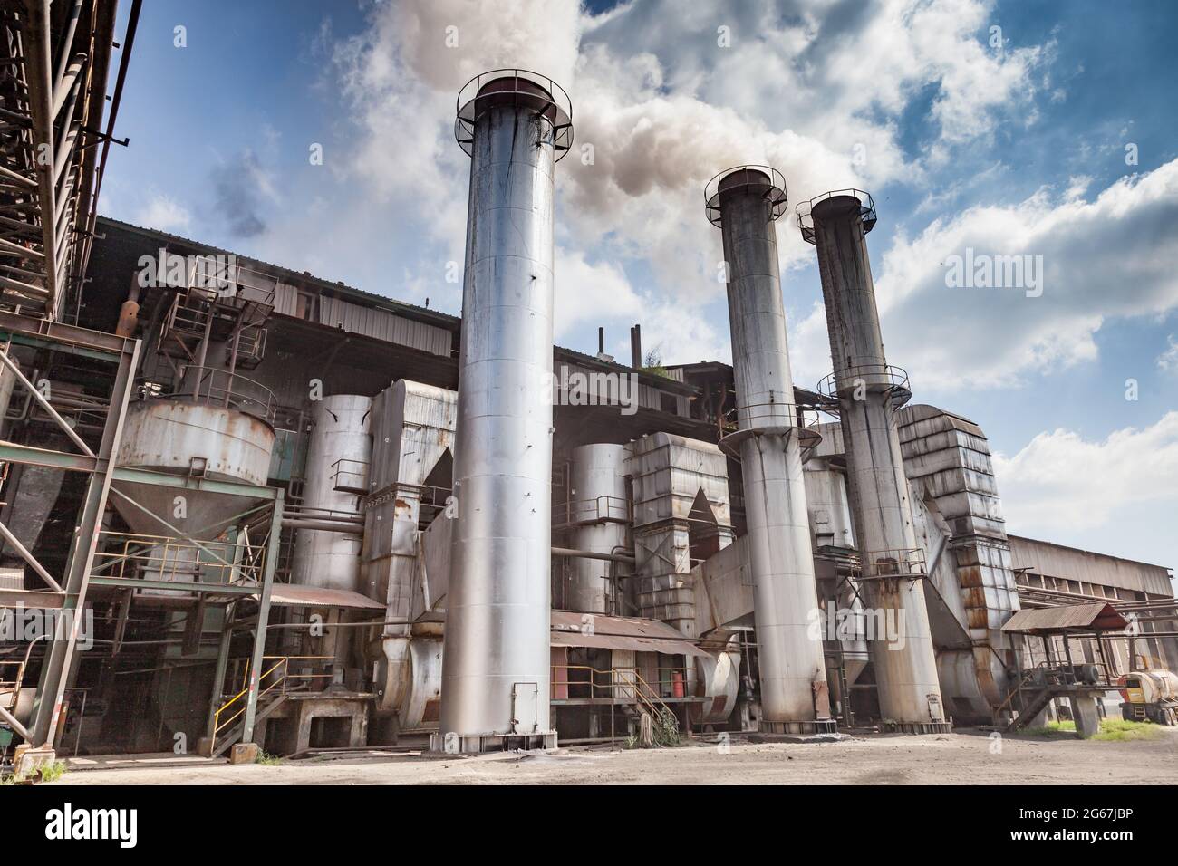 Des bandes de fumée provenant des tours de refroidissement d'une raffinerie de sucre Banque D'Images
