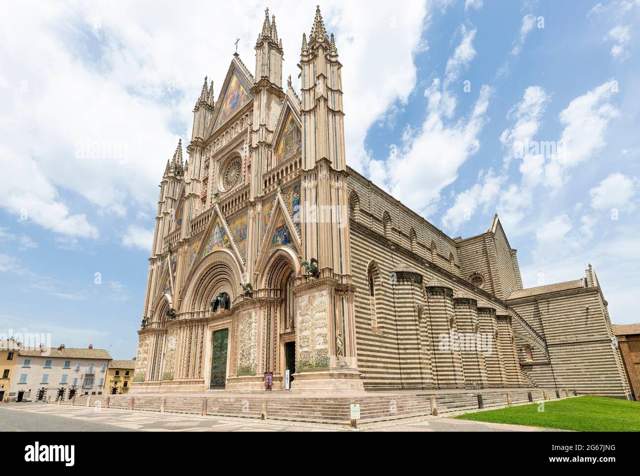 Vue extérieure de la cathédrale de Santa Maria Assunta, située dans la ville d'Orvieto dans la province de Terni - Italie Banque D'Images