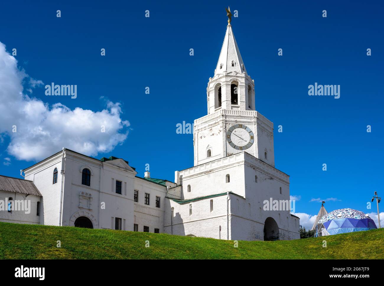 Le Kremlin de Kazan en été, Tatarstan, Russie. Belle vue sur le mur blanc et la tour Spasskaya sous le ciel bleu. Le Kremlin est le principal point de repère de Kazan. Historique a Banque D'Images