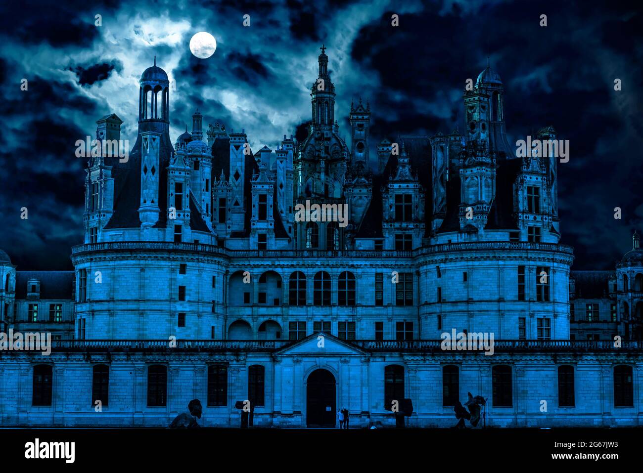Château gothique hanté la nuit. Vieux manoir sinistre comme un palais