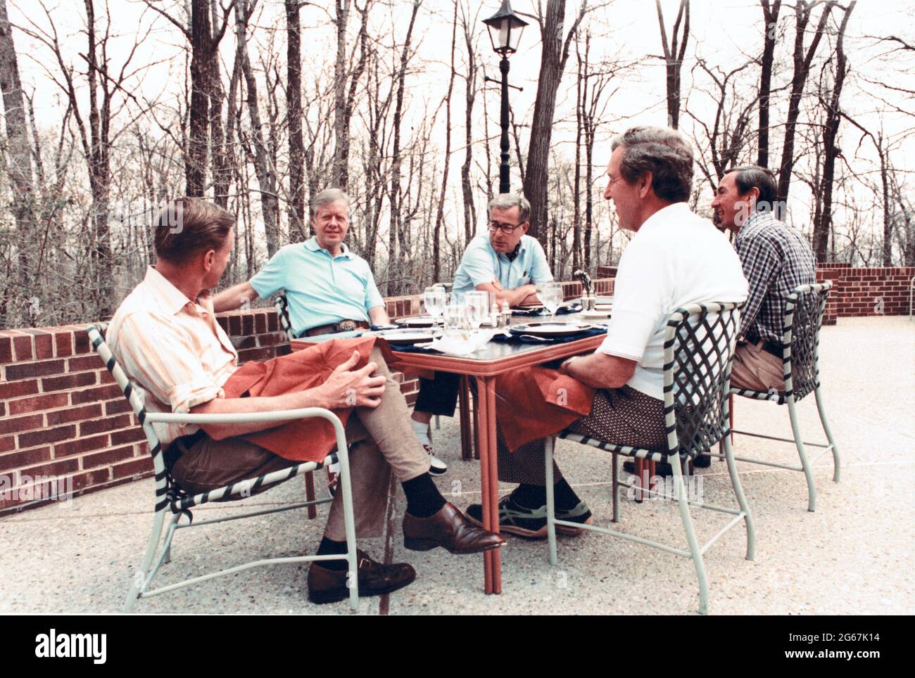 Le président américain Jimmy carter, deuxième à gauche, rencontre, de gauche à droite : LE Dr Zbigniew Brzezinski, conseiller À la sécurité nationale des ÉTATS-Unis ; le secrétaire américain à la Défense Harold Brown ; le secrétaire d'État adjoint américain Warren Christopher ; Et Edmund S. Muskie, secrétaire d'État américain désigné, lors d'un déjeuner de travail à Camp David, la retraite présidentielle près de Thurmont, Maryland, le samedi 3 mai 1980.(photo de Karl H. Schumacher/Maison Blanche via CNP/Sipa USA ) Credit: SIPA USA/Alay Live News Banque D'Images