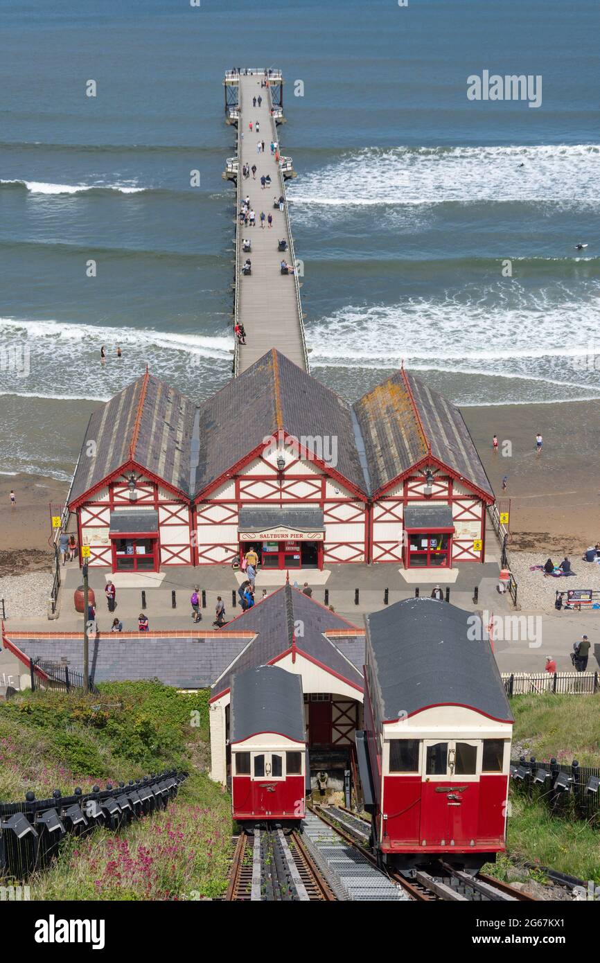 Saltburn Cliff Lift and Pier depuis Upper Station, Saltburn-by-the-Sea, North Yorkshire, Angleterre, Royaume-Uni Banque D'Images