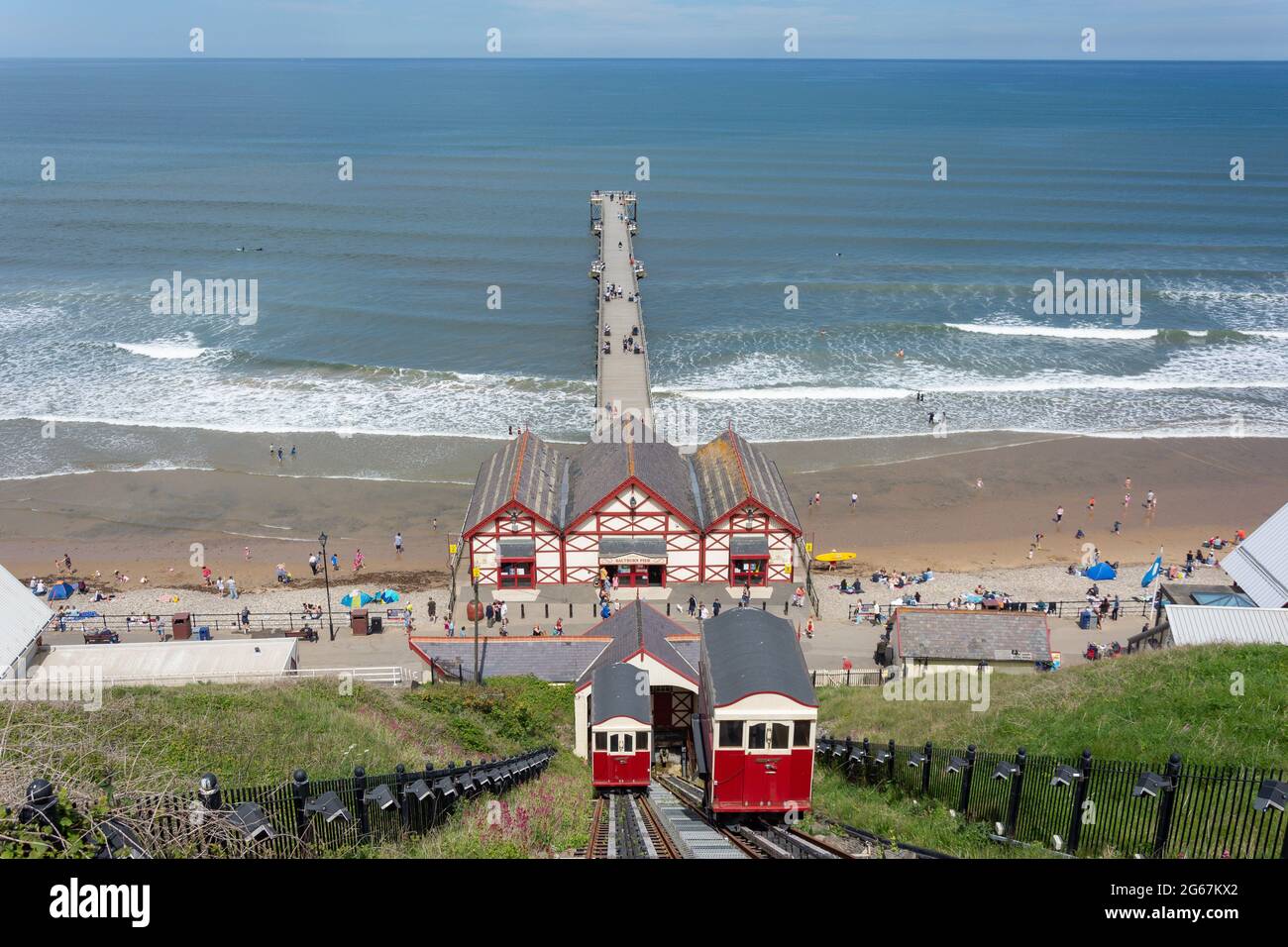 Saltburn Cliff Lift and Pier depuis Upper Station, Saltburn-by-the-Sea, North Yorkshire, Angleterre, Royaume-Uni Banque D'Images