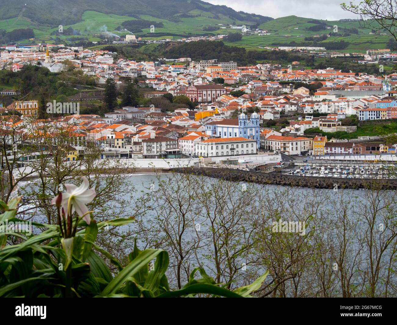 Vue sur le front de mer d'Angra do Heroismo depuis Monte Brasil, l'île de Terceira Banque D'Images