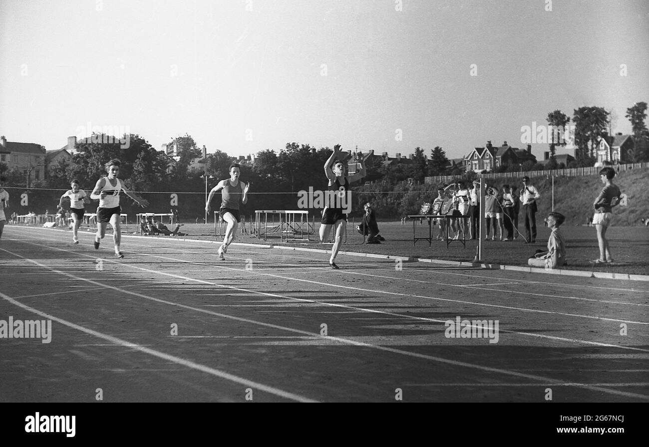 1960s, historique, athlétisme, journée sportive inter-comté, jeunes hommes en compétition dans une course de sprint à l'extérieur sur un circuit de Cinder, Angleterre, Royaume-Uni. Banque D'Images