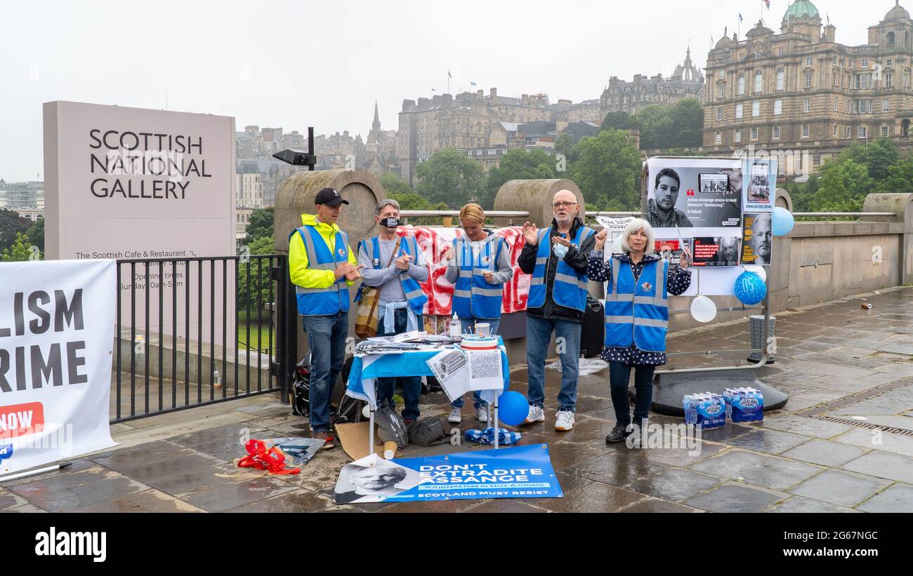 The Mound Edimbourg Ecosse Royaume Uni 3 Juillet 21 Julian Assange Soutient Rassembler Et Chanter Joyeux Anniversaire A Julian Apres Avoir Allume Les Bougies Sur Le Gateau D Anniversaire Les Partisans D Assange Sont The Mound Edimbourg Ecosse Royaume Uni 3 Juillet 21 Julian Assange Soutient Rassembler Et Chanter Joyeux Anniversaire A Julian Apres Avoir Allume Les Bougies Sur Le Gateau D Anniversaire Les Partisans D Assange Sont