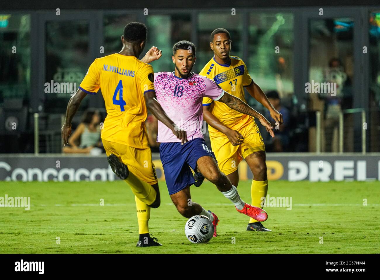 Fort Lauderdale, Floride, États-Unis, 2 juillet 2021, Aux Bermudes, Luke Robinson #18 tente de faire une croix pendant les préliminaires de la coupe d'or CONCACAF au stade Drive Pink. (Crédit photo : Marty Jean-Louis) Banque D'Images