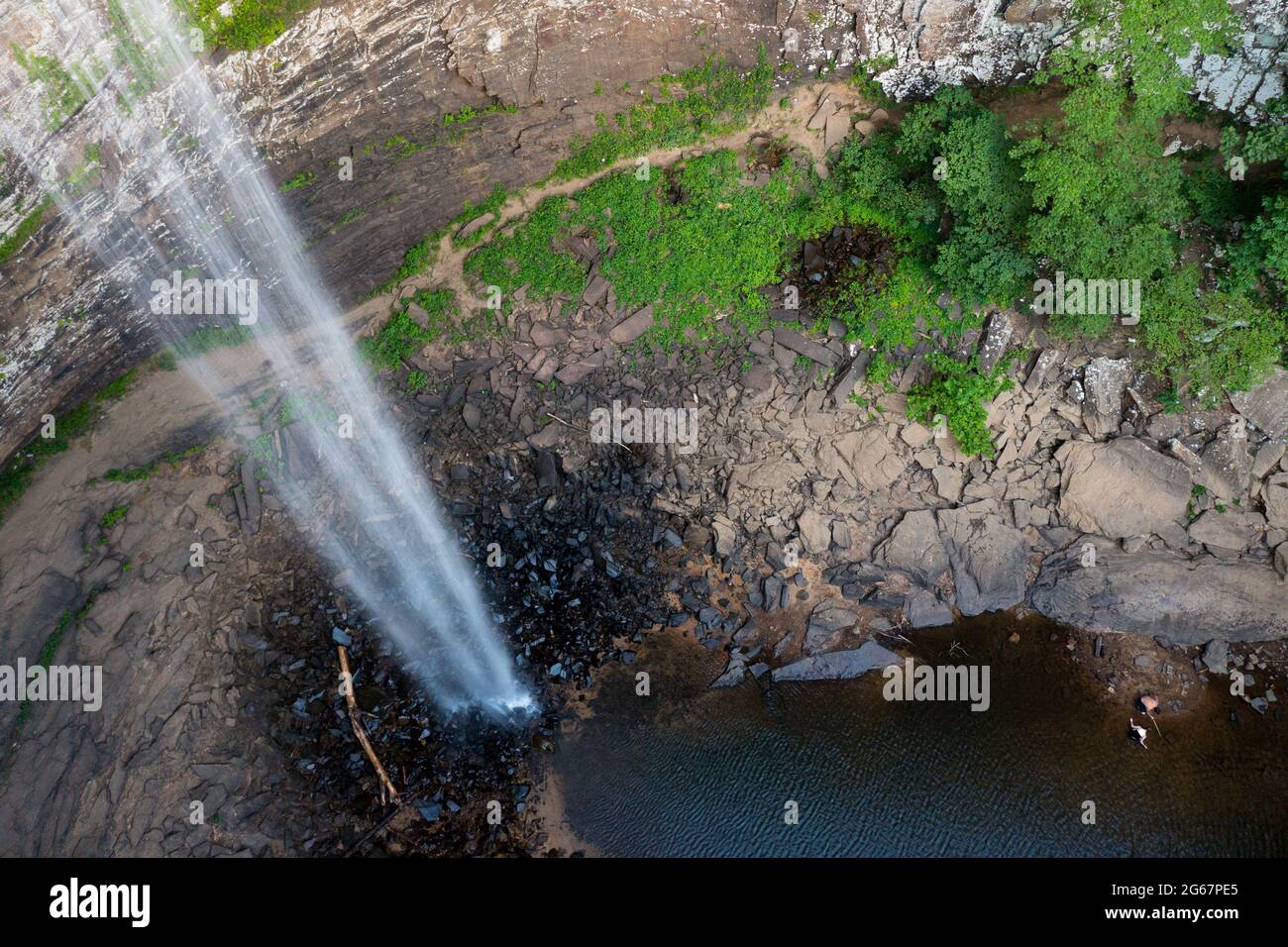 L'eau qui coule sur le bord de la falaise à ozone tombe dans le Tennessee comme l'eau coule dans la piscine en dessous Banque D'Images