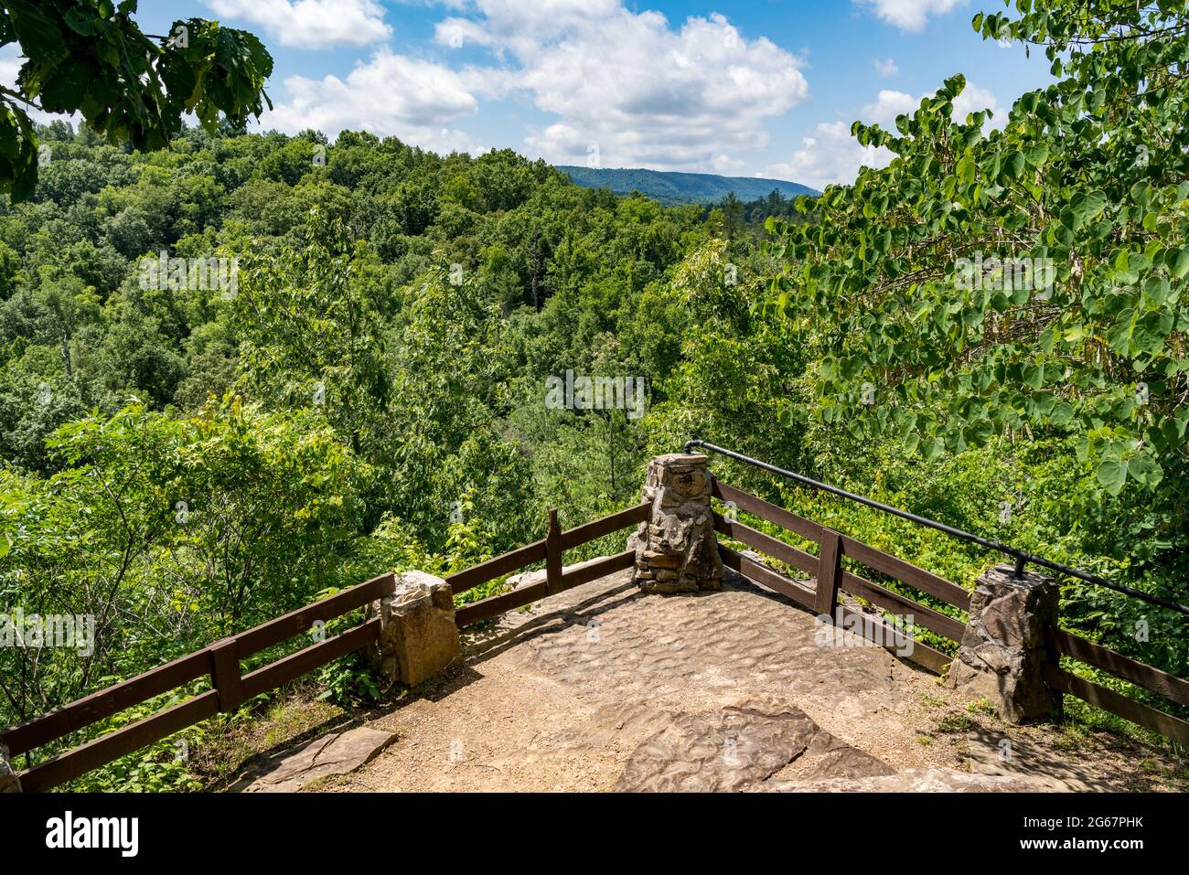 Vue sur la pierre avec escrime sur la piste de vue dans le développement de Fairfield Glades dans le Tennessee Banque D'Images